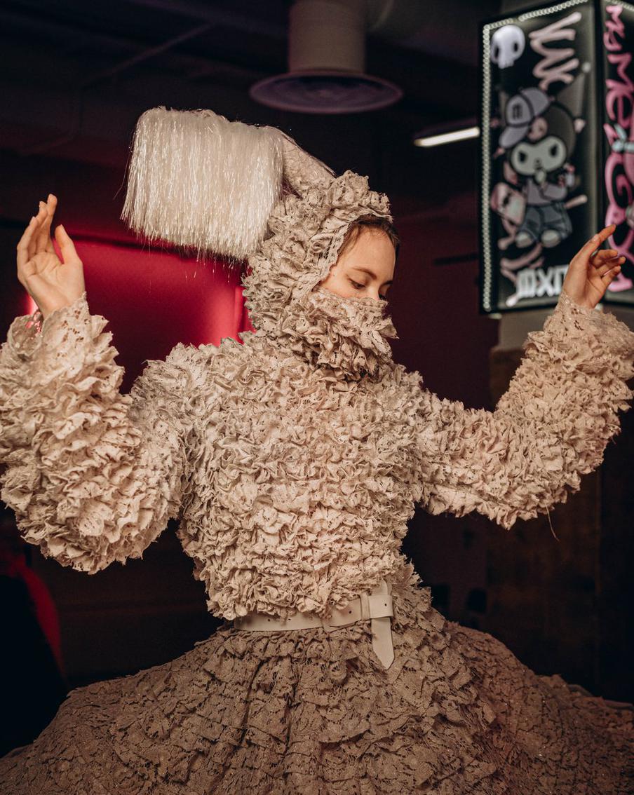 Платья для показа мод разрабатывали и создавали 14 студентов 