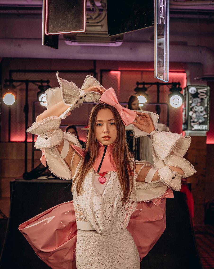 Платья для показа мод разрабатывали и создавали 14 студентов 