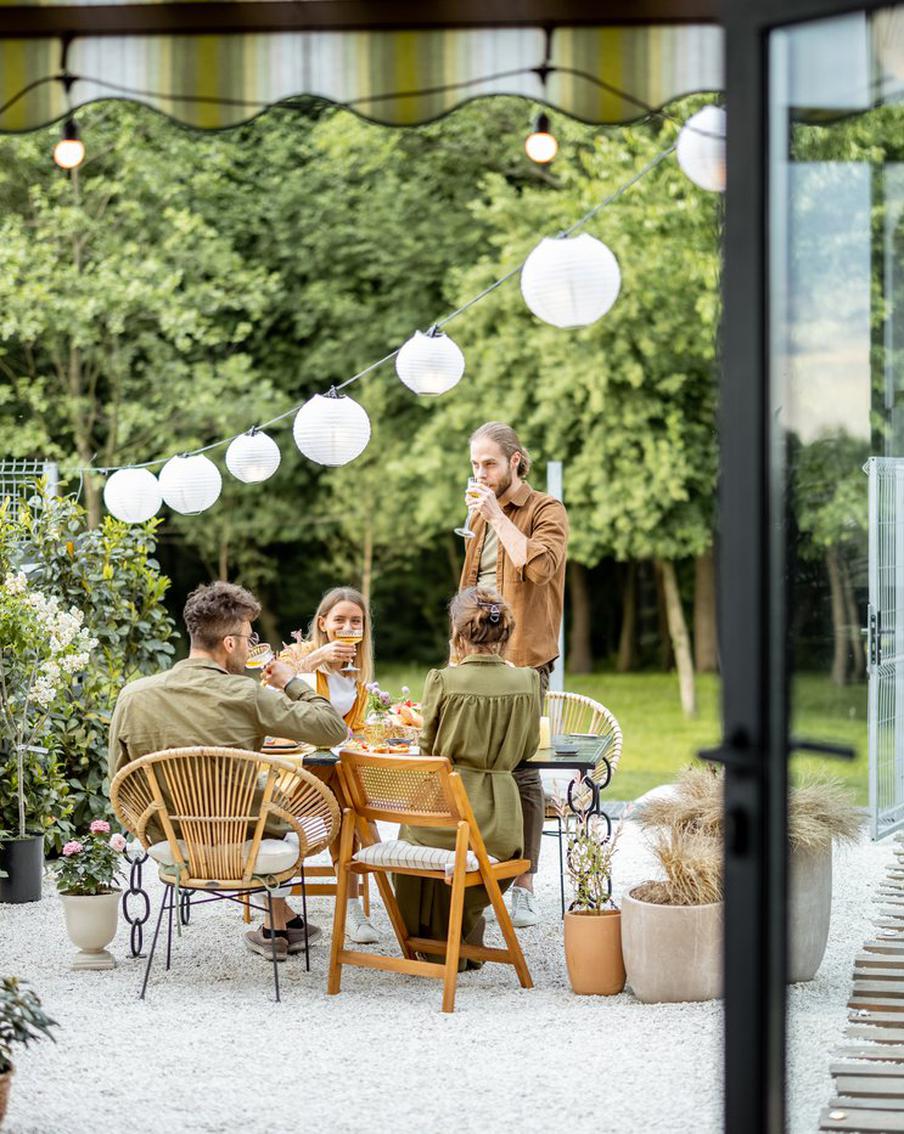 Как благоустроить загородную террасу: разбираемся вместе с интерьерным декоратором