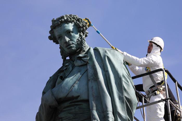 Гидровышки, разрешения и мягкие щётки: как моют Пушкина и Шухова в Москве