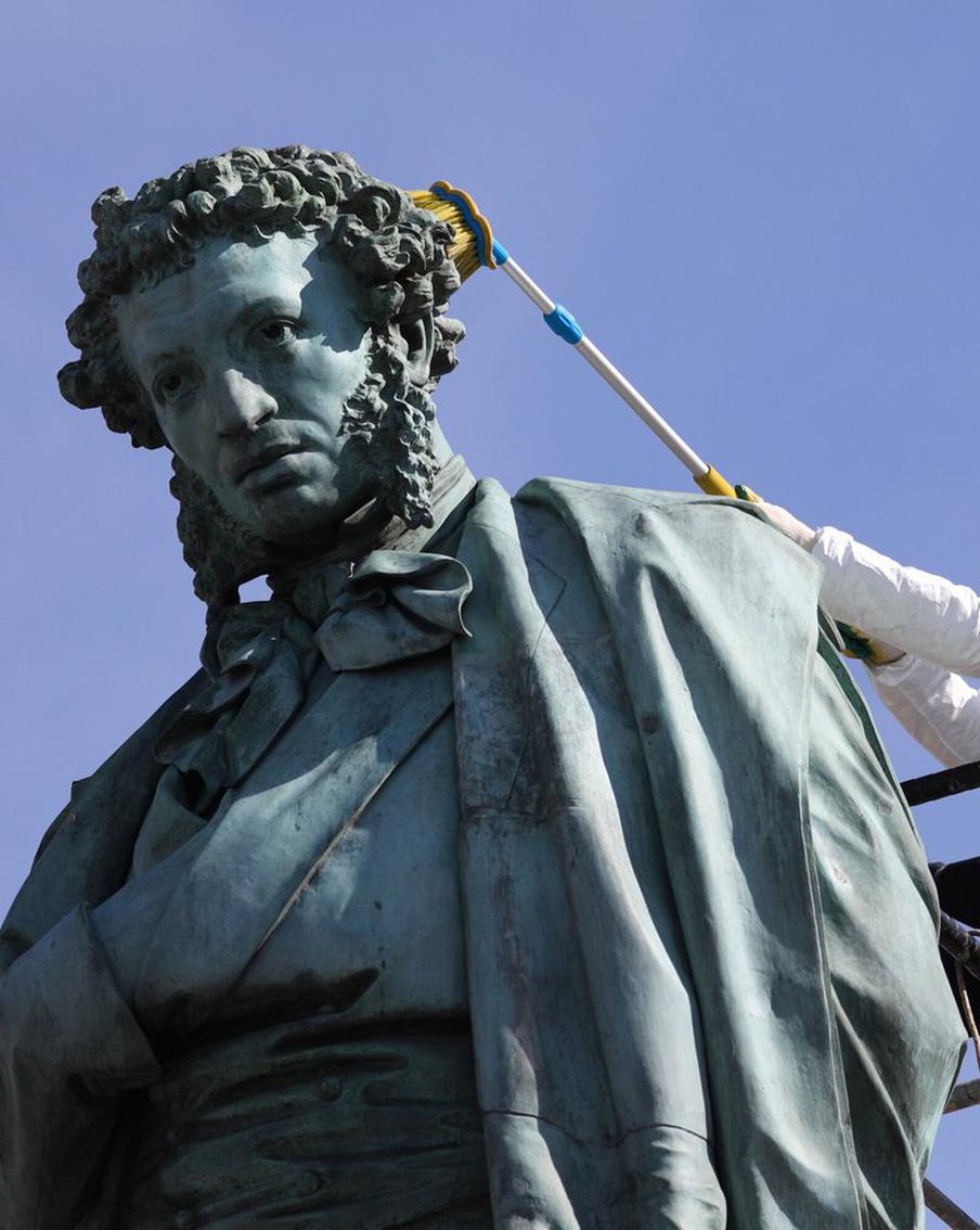 Гидровышки, разрешения и мягкие щётки: как моют Пушкина и Шухова в Москве