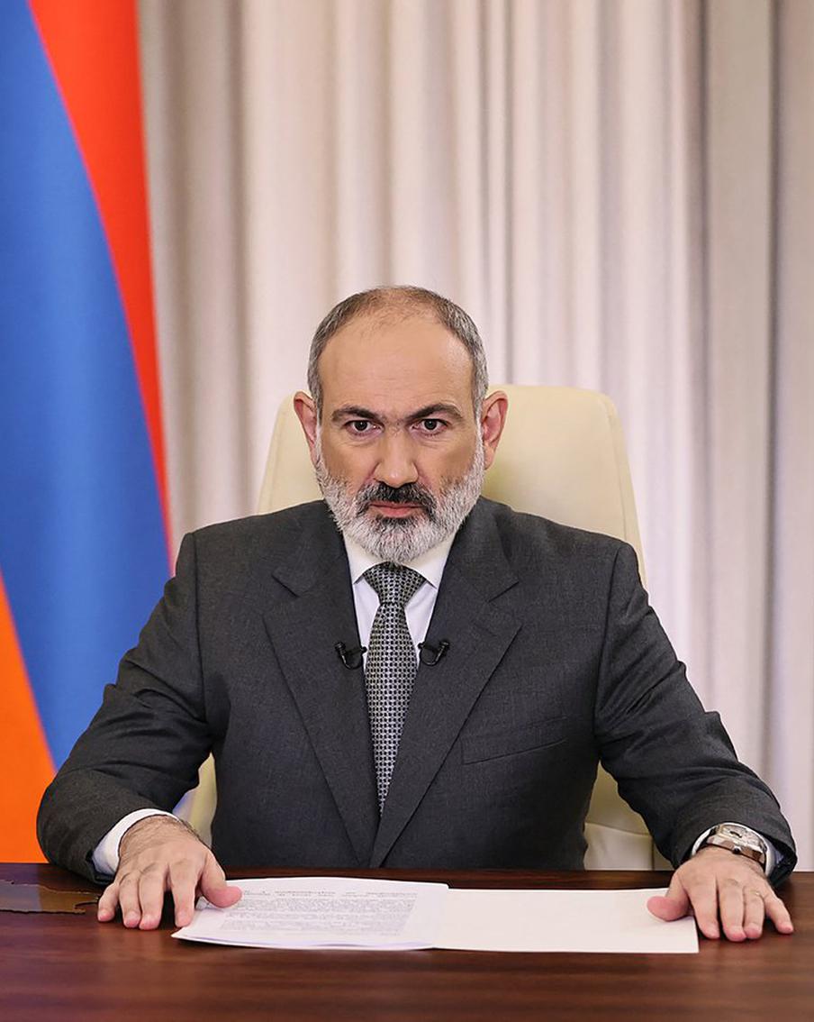 Вертолёт армянского премьер-министра Пашиняна совершил аварийную посадку на границе с Грузией из-за непогоды