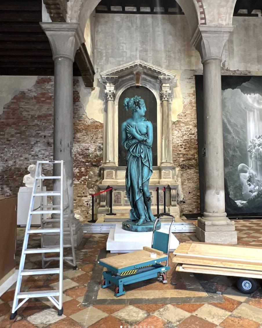 Большинство скульптур Дэниел создаёт в личной студии в Нью-Йорке.