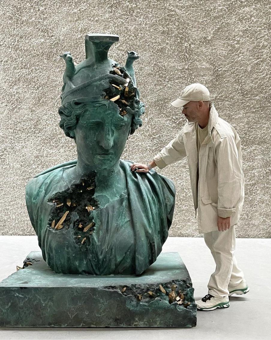 В скульптуре художник использует вулканический пепел, хрусталь и бронзу.