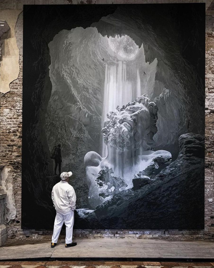 Картины артист делает в одном цвете.