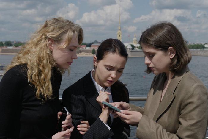 Сериал "Первый класс" расскажет о борьбе за место под солнцем. Новый проект с Юлией Хлыниной и Анной Чиповской вышел в Сети