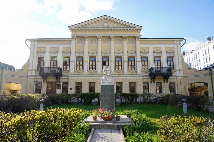 Городской системе библиотек исполняется 140 лет! К этой дате в столице подготовили программу из более чем 300 мероприятий