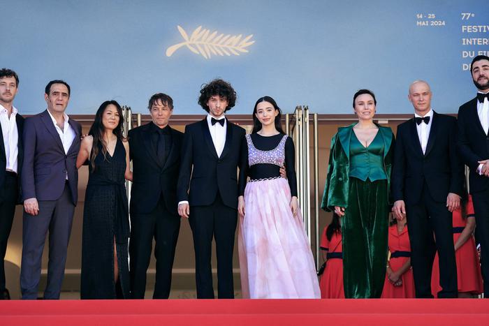 Российские актеры и олигархи победили в Каннах. "Золотая пальмовая ветвь" досталась картине "Анора"