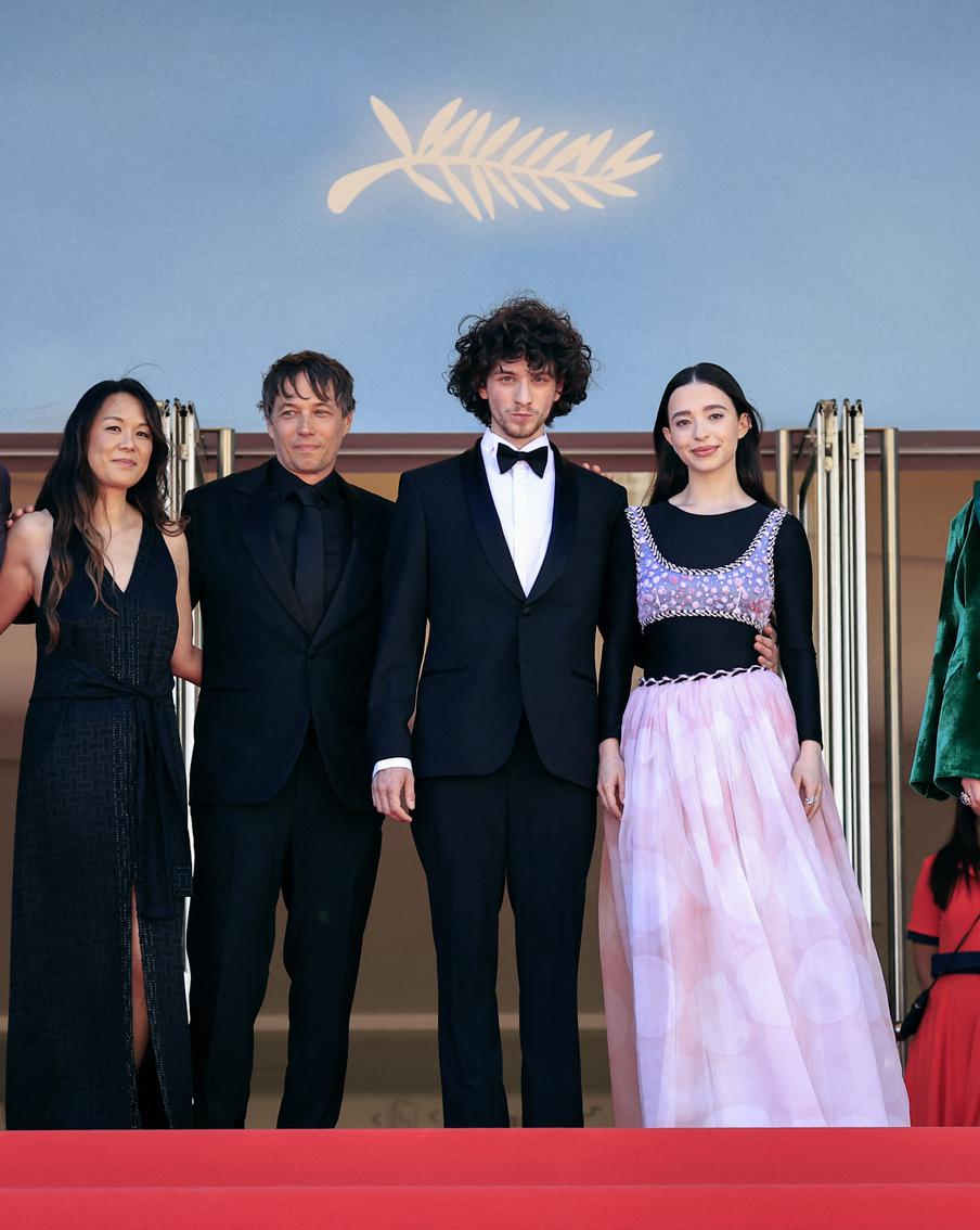 Российские актеры и олигархи победили в Каннах. "Золотая пальмовая ветвь" досталась картине "Анора"