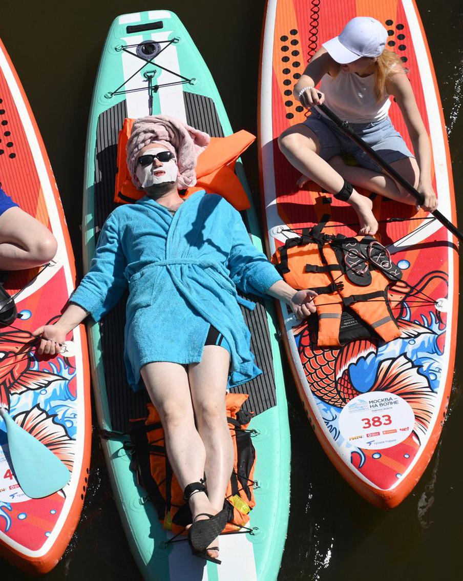 Тролли и Мальвины на сап-бордах заполонили Москву-реку