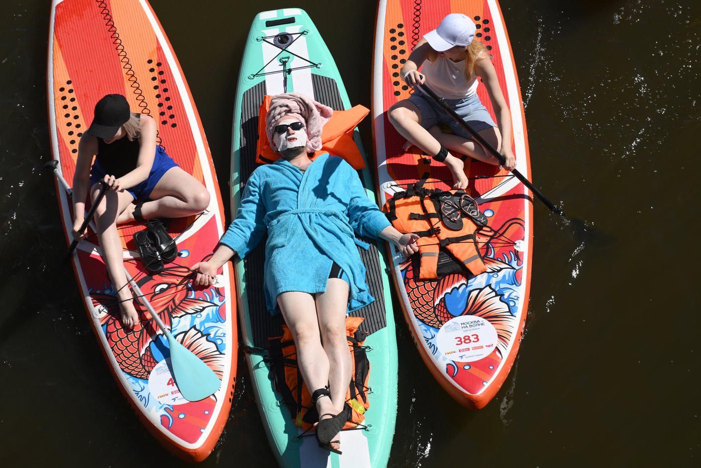 Тролли и Мальвины на сап-бордах заполонили Москву-реку