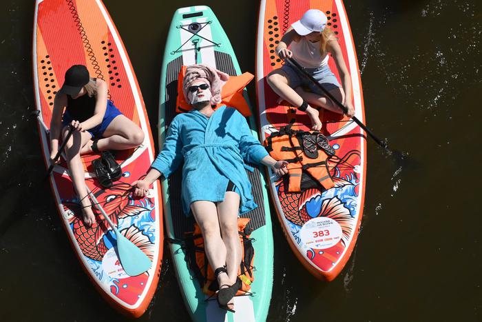 Тролли и Мальвины на сап-бордах заполонили Москву-реку