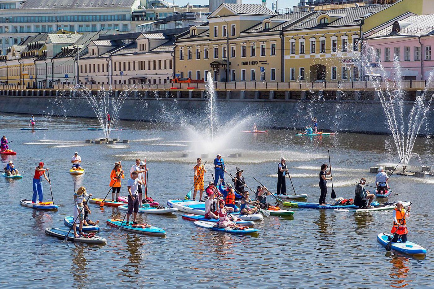 На экскурсию на досках с веслом отправились несколько десятков участников.