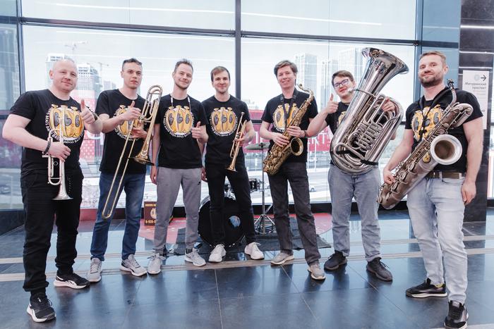 Кавер-группа Brevis Brass Band выступила на станции "Мичуринский проспект"