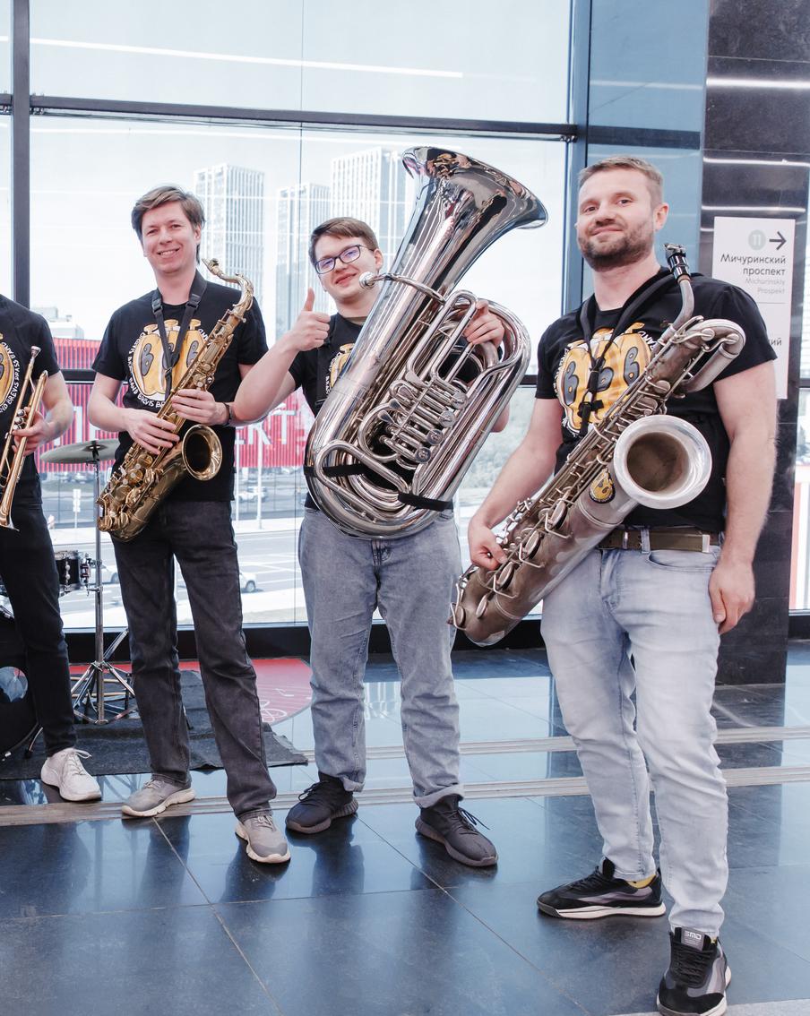 Кавер-группа Brevis Brass Band выступила на станции "Мичуринский проспект"