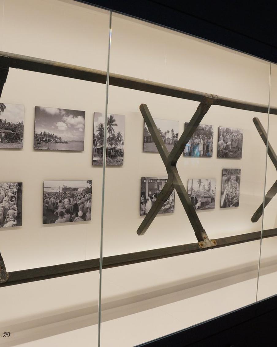 По необитаемому тропическому острову ездил Дед Мороз на военном джипе