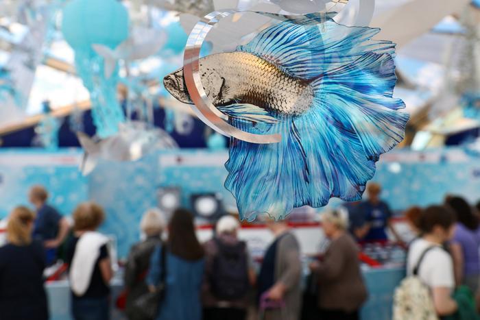 Необычные рыбки в центре Москвы и исторические маяки: как украсили площадки фестиваля "Рыбная неделя"