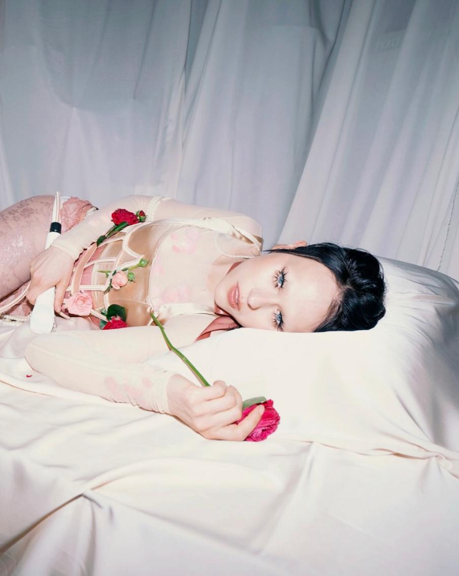 IOWA показала всем "Кусь" и привезла на радио свою кровать