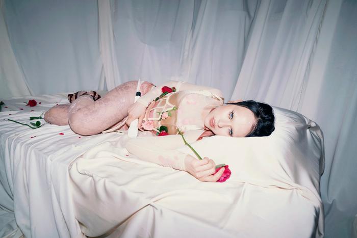 IOWA показала всем "Кусь" и привезла на радио свою кровать