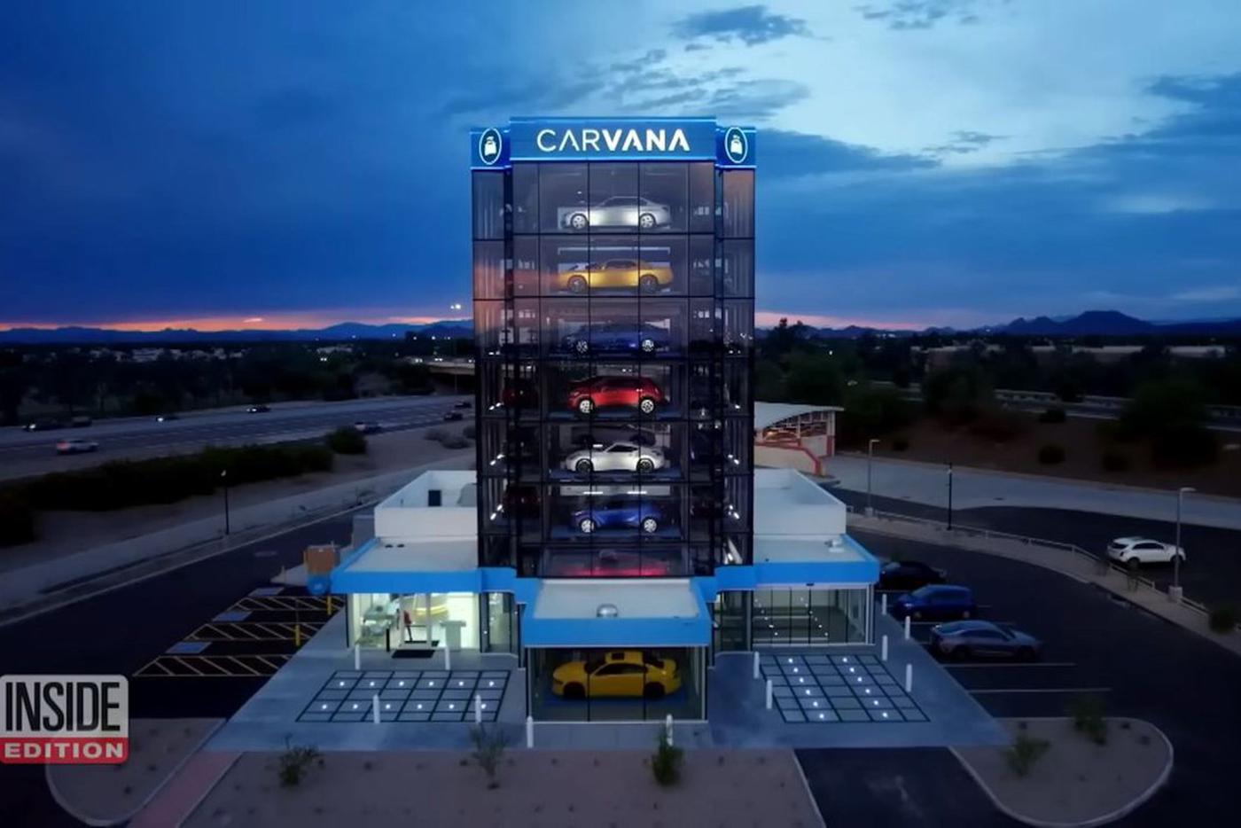 Вендинговый аппарат Carvana с машинами внутри.