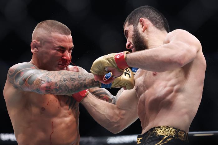 Российский боец Ислам Махачев защитил титул UFC и установил новый рекорд длительности победной серии