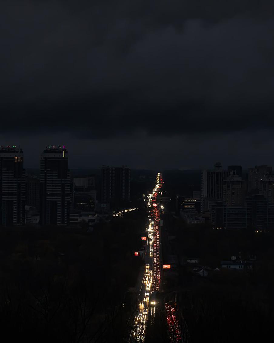 Почти по всей Украине ввели экстренные отключения электричества