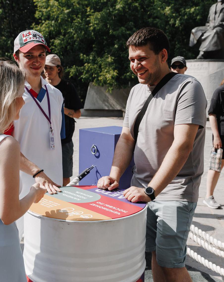 Москвичи вышли на улицу, чтобы поиграть в детскую игру. "Камень, ножницы, бумага" – стала игрой Чемпионата