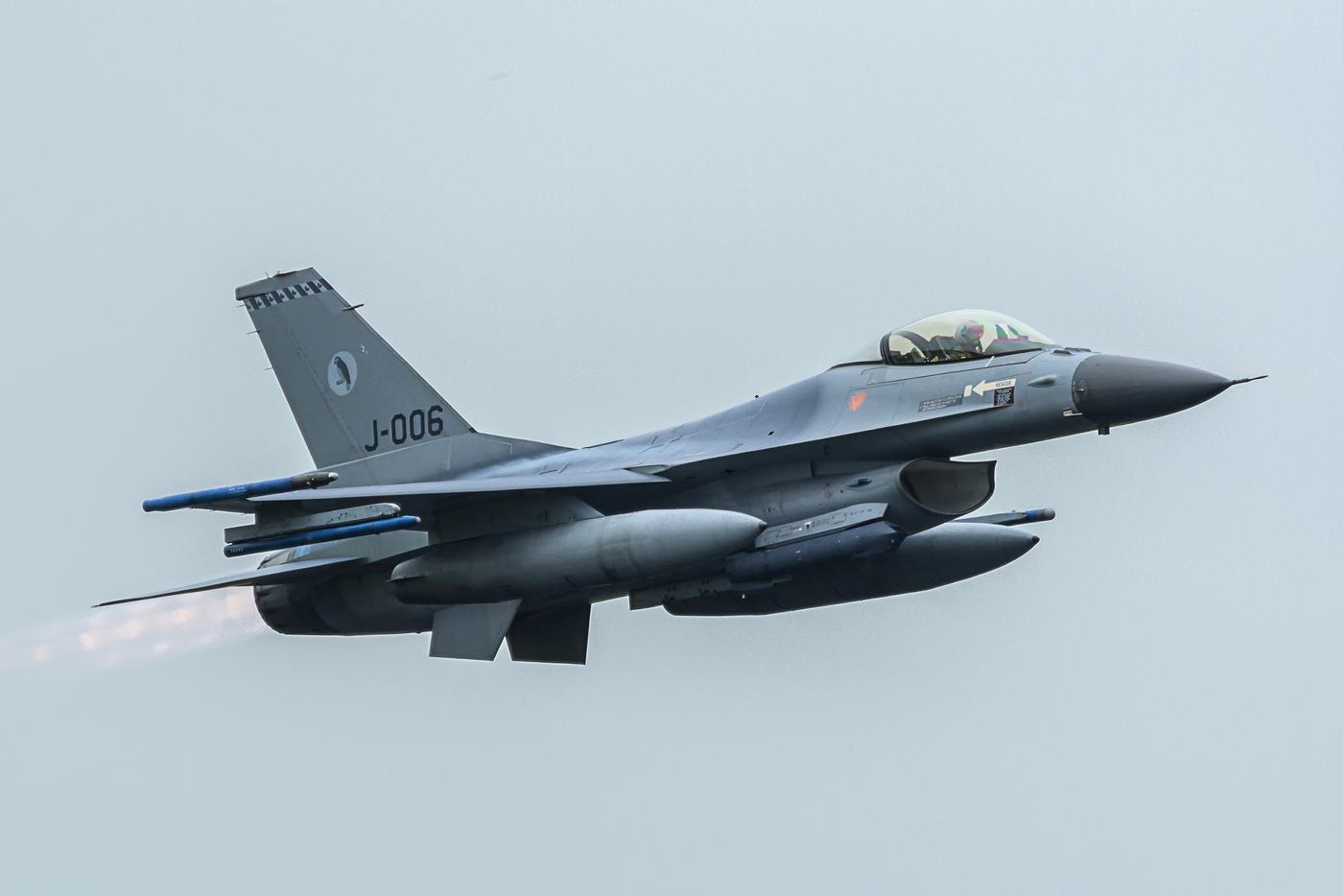 Нидерланды разрешили Киеву использовать свои F-16 для ударов по России