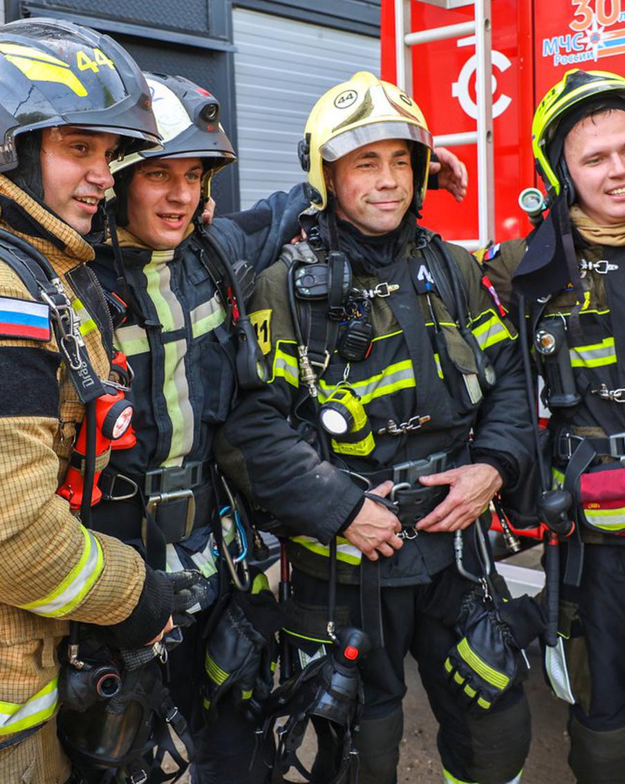 Крики, много дыма и настоящие герои: пожарные показали москвичам своё мастерство