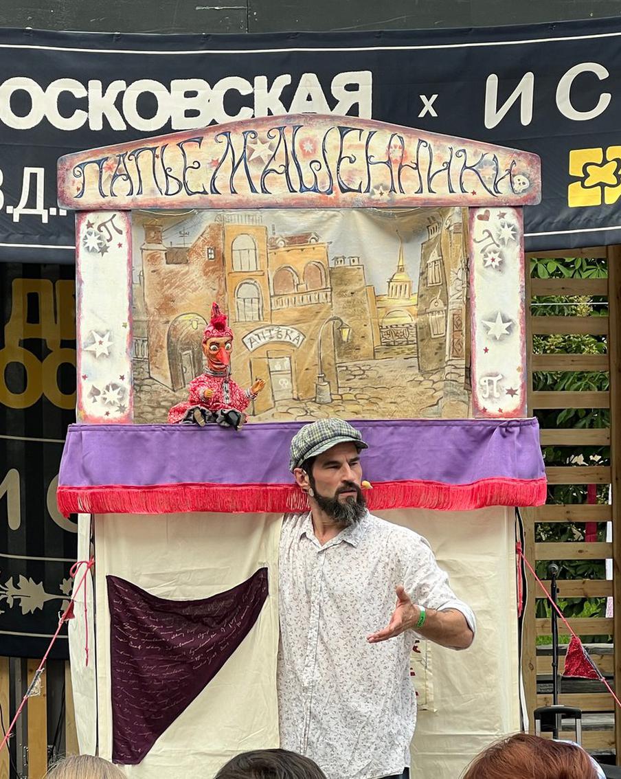 Театр петрушечной комедии "Папьемашенники" приехал в Москву и рассказал, зачем в наше время нужен Петрушка