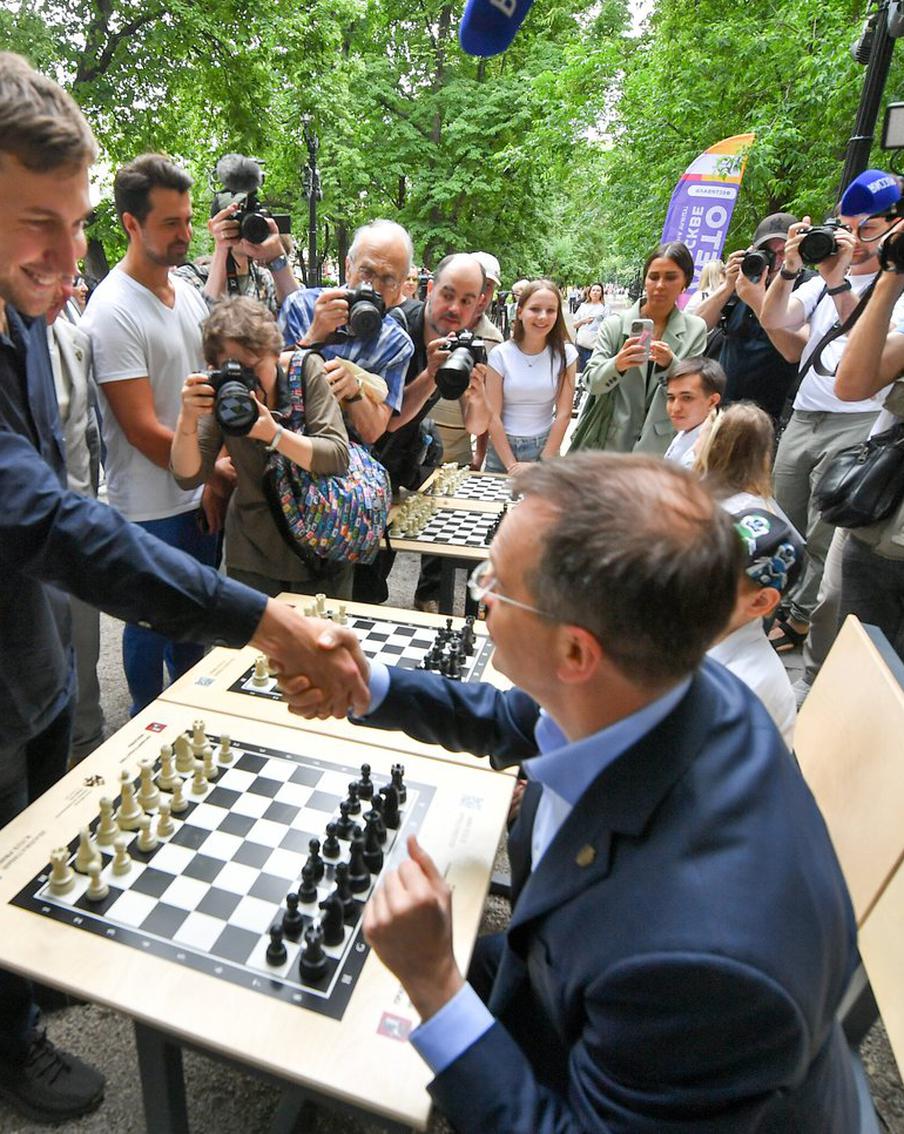 Летний шахматный клуб открылся на Гоголевском бульваре в рамках фестиваля "Лето в Москве. Все на улицу!"