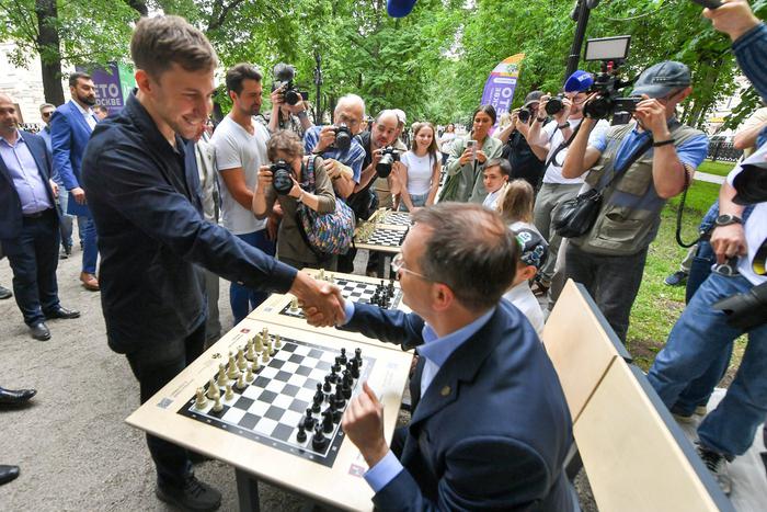 Летний шахматный клуб открылся на Гоголевском бульваре в рамках фестиваля "Лето в Москве. Все на улицу!"
