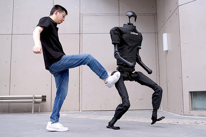 Шире шаг и танцы: Гуманоша выступит перед гостями на экономическом форуме в Петербурге