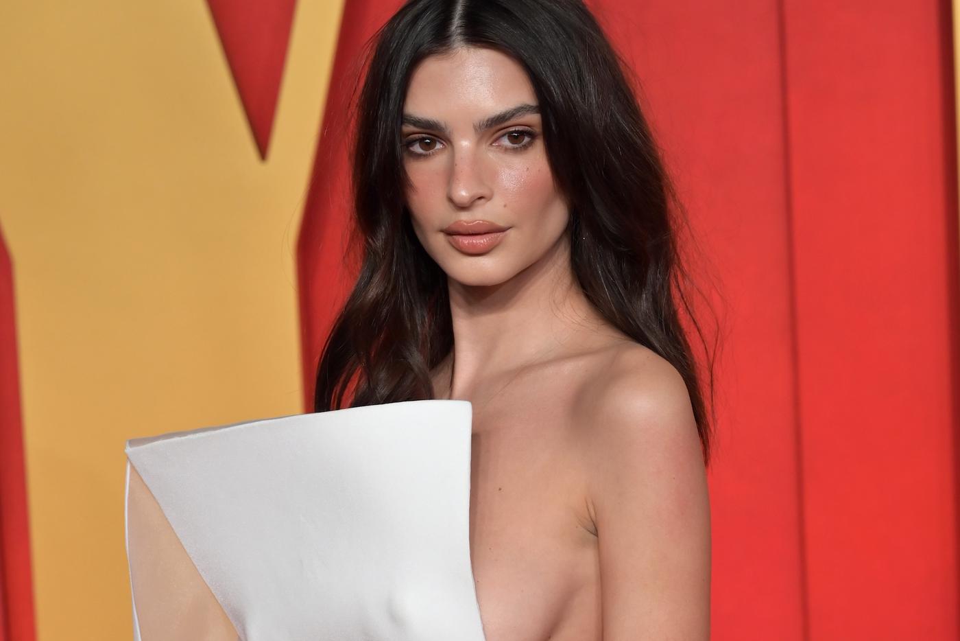 Модель с безупречным прессом: одеваемся как Эмили Ратаковски