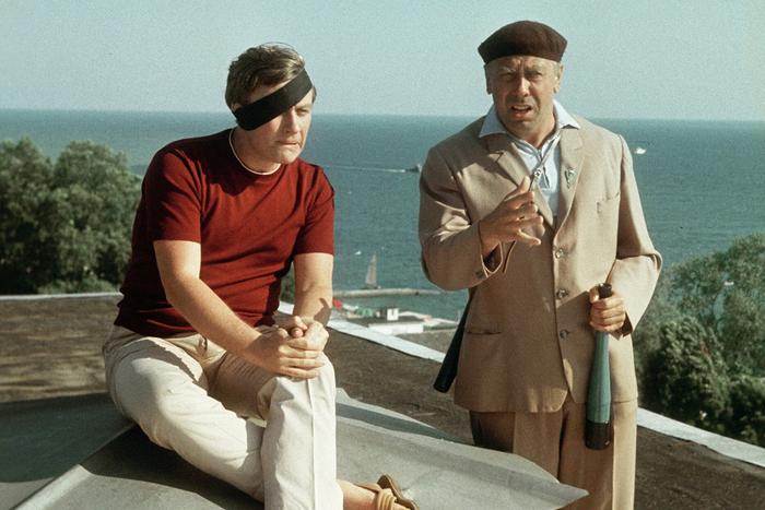 Стилист придумала современные модные образы для героев комедии "Бриллиантовая рука"