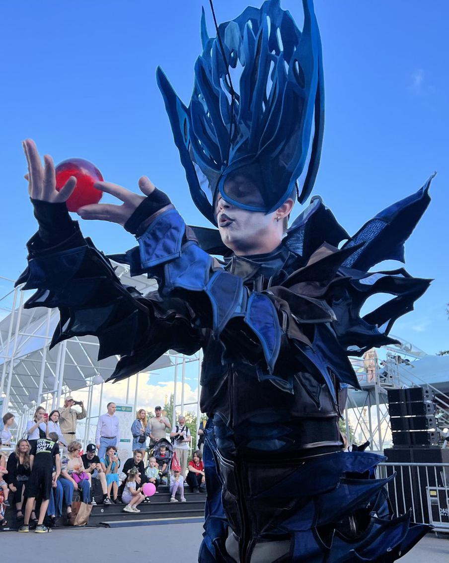 Спектакль-прогулка "Лукоморье" превратил ВДНХ в настоящую сказку