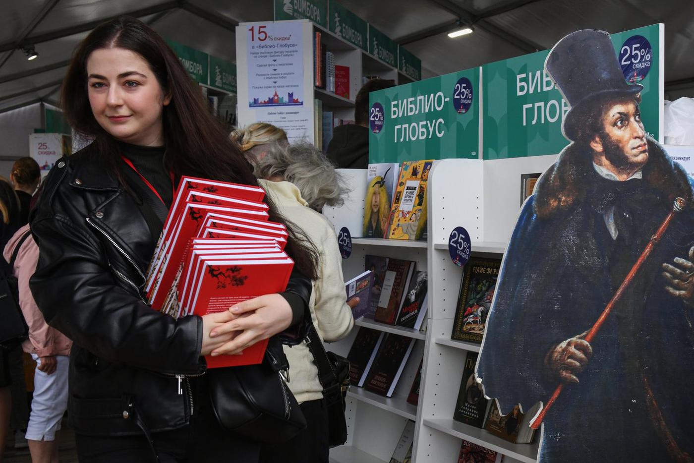 Посетители выбирают книги на книжном фестивале "Красная площадь".