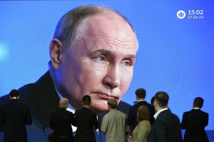 Путин на пленарной сессии ПМЭФ отметил значительную роль маркетплейсов в развитии начинающего бизнеса