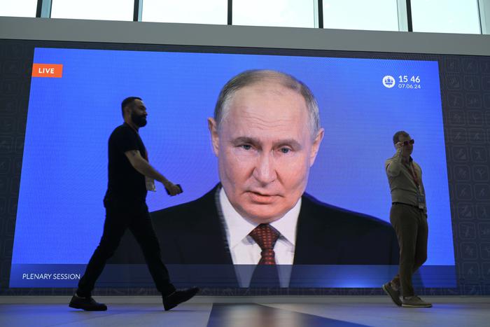 Путин на ПМЭФ поручил проиндексировать в 2025 году пенсии для всех работающих пенсионеров России