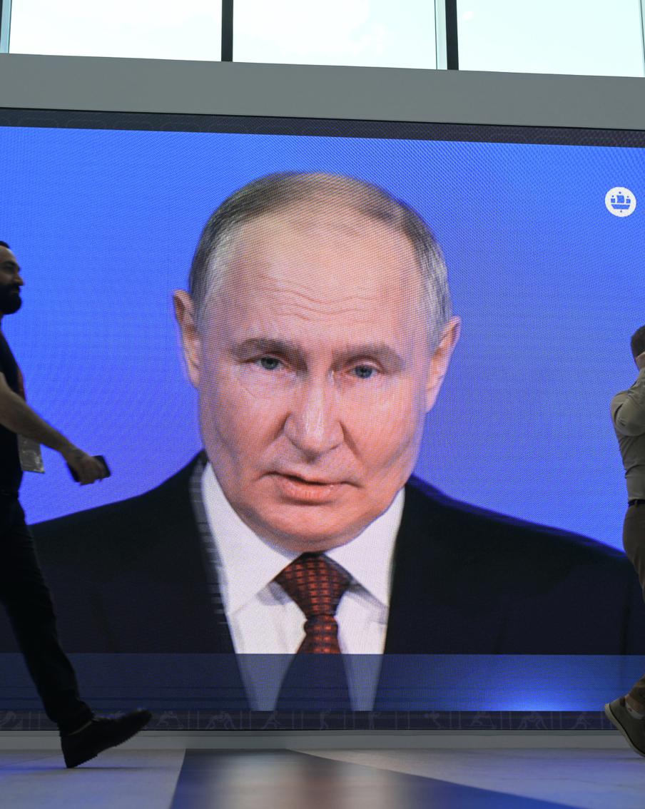 Путин на ПМЭФ поручил проиндексировать в 2025 году пенсии для всех работающих пенсионеров России