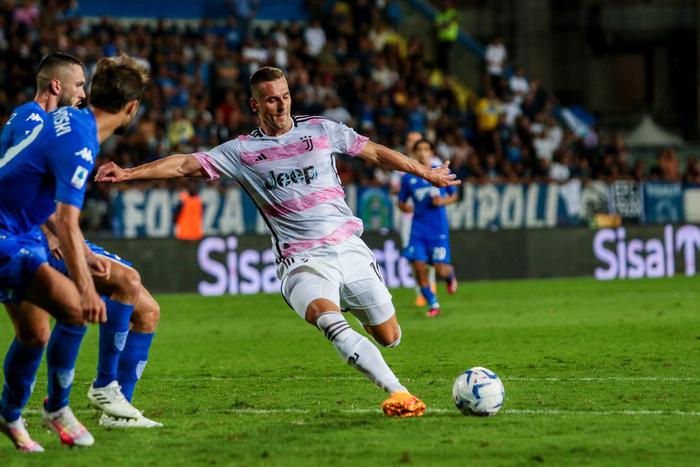 Польский футболист не сможет поучаствовать в Евро-2024 из-за полученной во время матча с Украиной серьёзной травмы