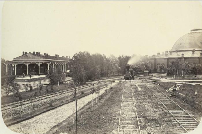 Одинокое привидение и красная шапочка: истории о железной дороге из Петербурга в Москву