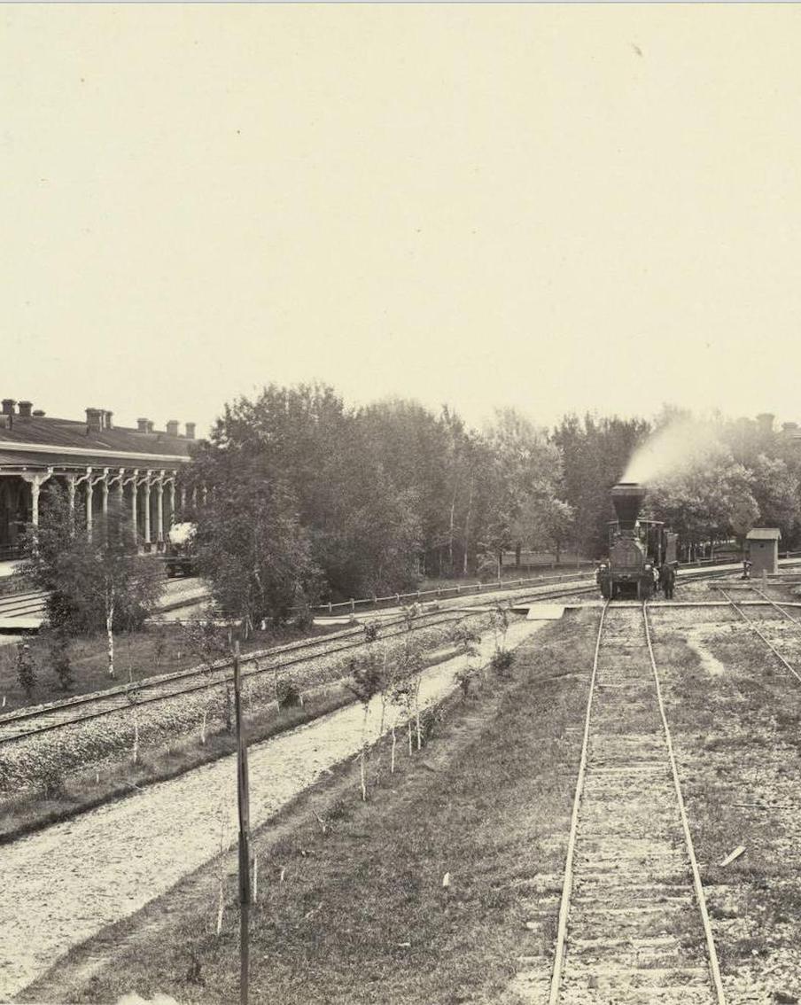 Одинокое привидение и красная шапочка: истории о железной дороге из Петербурга в Москву