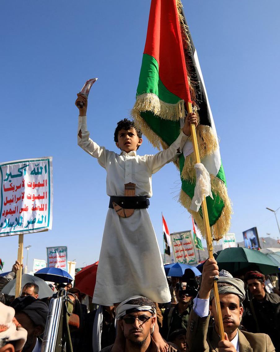 На проплывавшем в Красном море судне начался пожар. Всему виной очередной ракетный удар йеменских хуситов