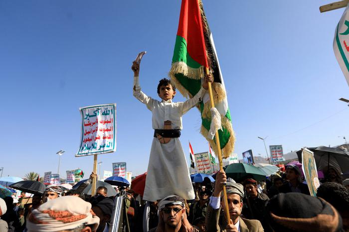 На проплывавшем в Красном море судне начался пожар. Всему виной очередной ракетный удар йеменских хуситов