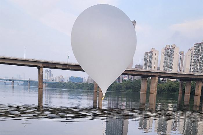 Южная Корея вновь подверглась атаке мусорными шарами, запущенными с территории КНДР