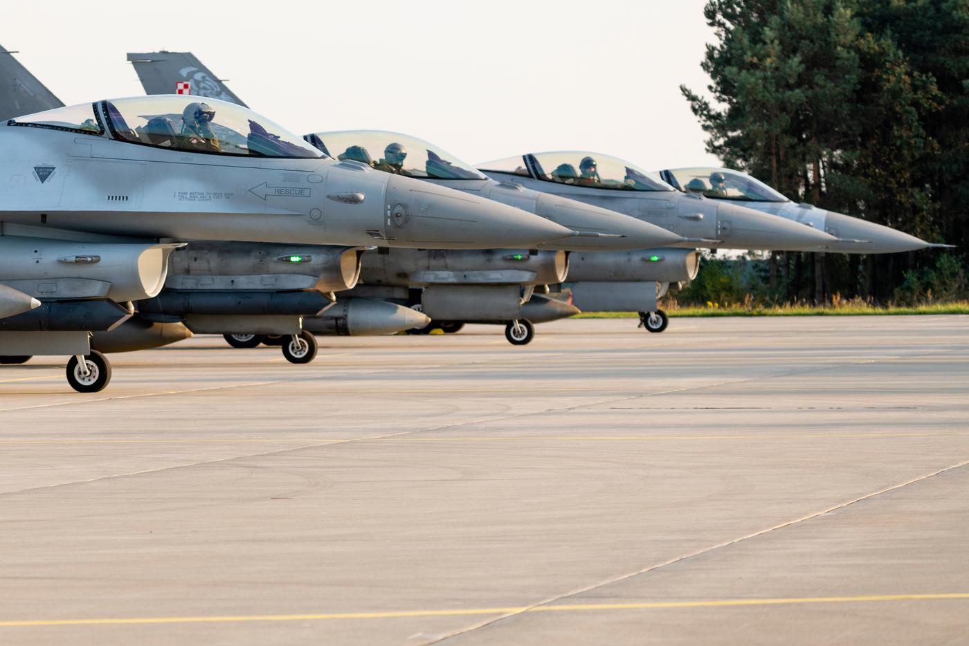 Украина разместит часть истребителей F-16 за границей