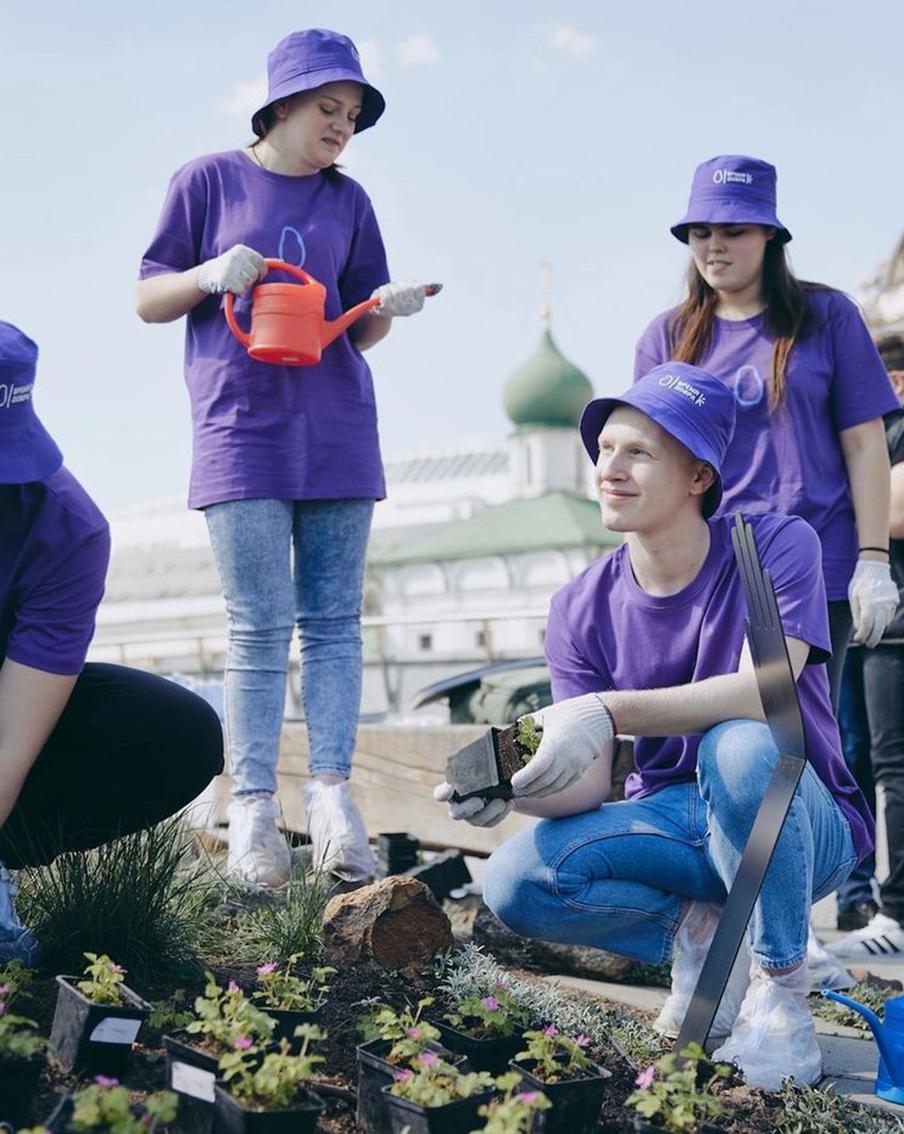"Волонтёрство – это всегда про эмоции". Чем занимаются волонтёры, и как им удаётся на это время найти
