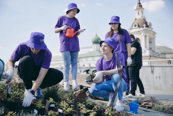 "Волонтёрство – это всегда про эмоции". Чем занимаются волонтёры, и как им удаётся на это время найти