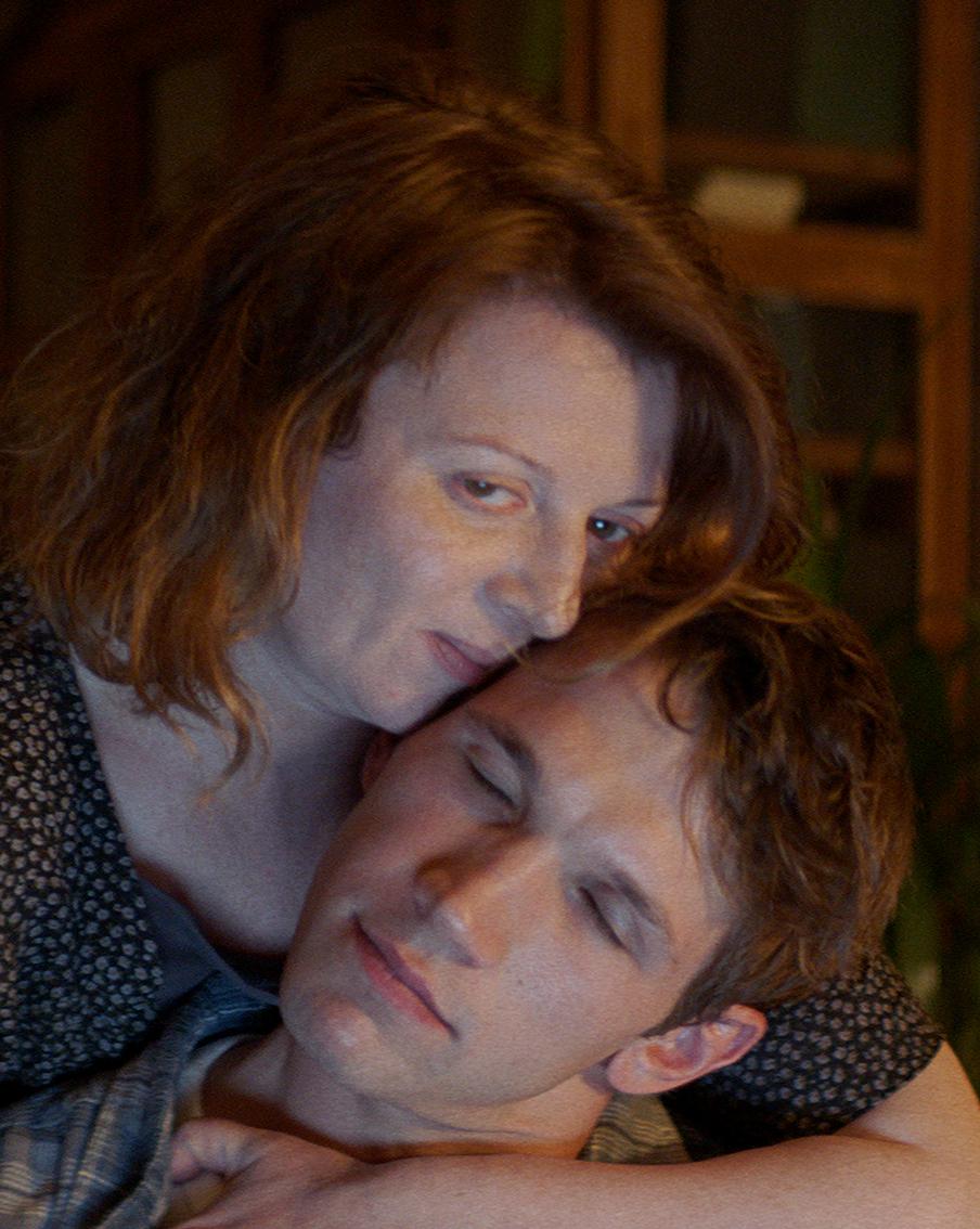 Поиски женского счастья на берегу моря. На фестивале "Новое движение" в Великом Новгороде победила картина "Эра"